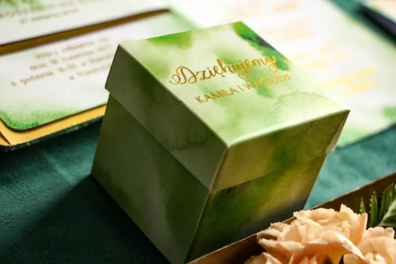 Green Sweet Box für Hochzeitsgäste, Hochzeitsgäste in Form eines Würfels und vergoldeter Inschriften