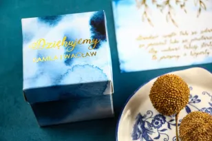 Blaue Sweet Box für Hochzeitsgäste, Hochzeitsgäste in Form eines Würfels und vergoldeter Inschriften