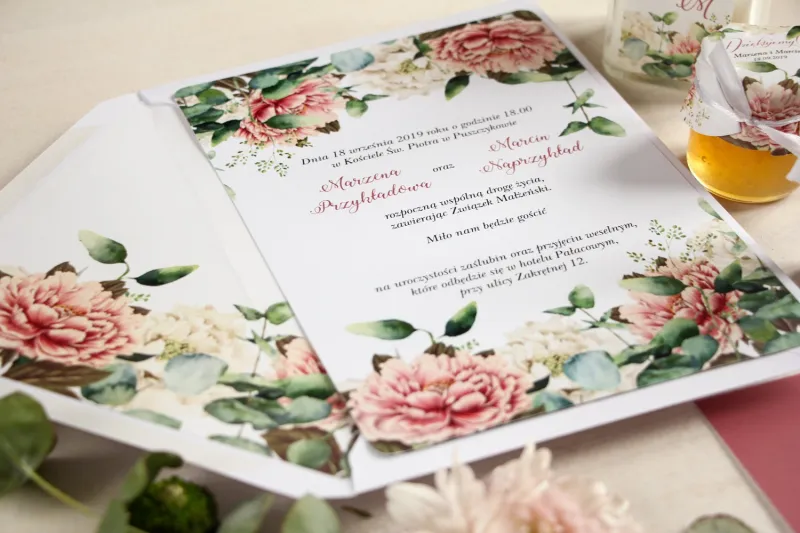 Białe zaproszenia ślubne z dodatkiem różowych i białych piwonii