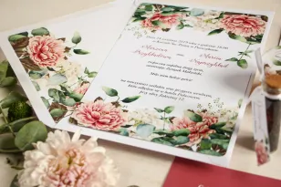 Białe zaproszenia ślubne z dodatkiem różowych i białych piwonii w otoczeniu liści eukaliptusa