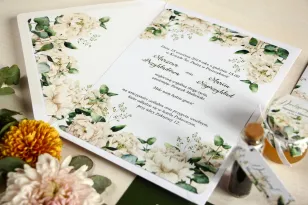 Zaproszenia ślubne w stylu greenery z białymi piwoniami z dodatkiem liści eukaliptusa