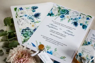 Blaue Hochzeitseinladungen mit weißen Rosen