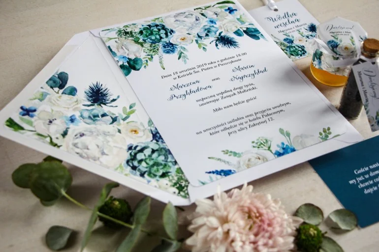 Stylowe Zaproszenia na Ślub w kolorze niebieskim z białymi różami