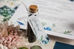 Dank der Gäste in Form von Teeflaschen, einem Etikett mit weißen Rosen und grünen und blauen Blättern