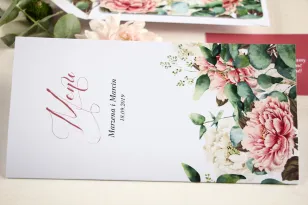 Hochzeitsmenü, Grafiken mit rosa und weißen Pfingstrosen, umgeben von Eukalyptusblättern