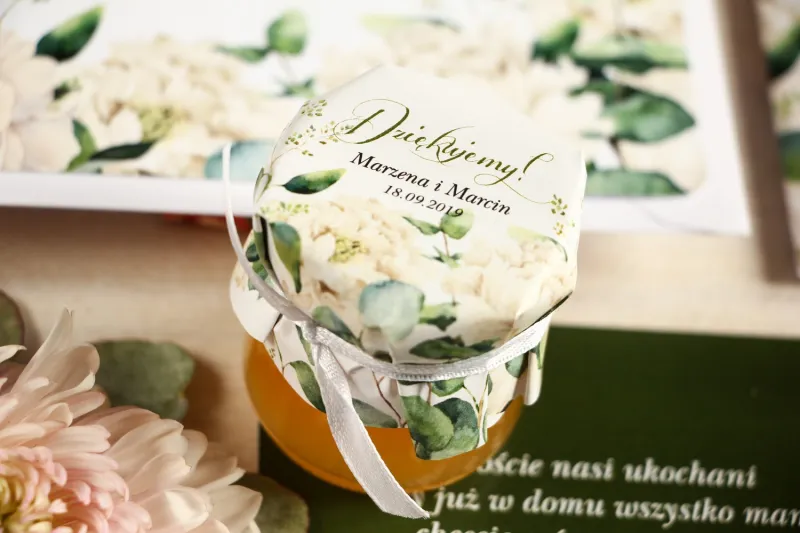 Miody - słodkie podziękowania dla gości, grafika w stylu greenery z białymi piwoniami z dodatkiem liści eukaliptusa Miody - słodkie podziękowania dla gości, grafika w stylu greenery z białymi piwoniami z dodatkiem liści eukaliptusa