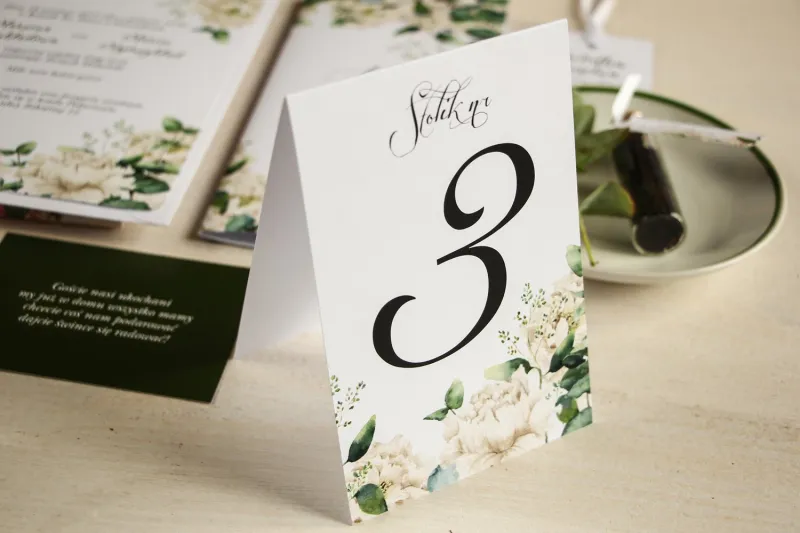 Numery stolików weselnych, grafika w stylu greenery z białymi piwoniami z dodatkiem liści eukaliptusa