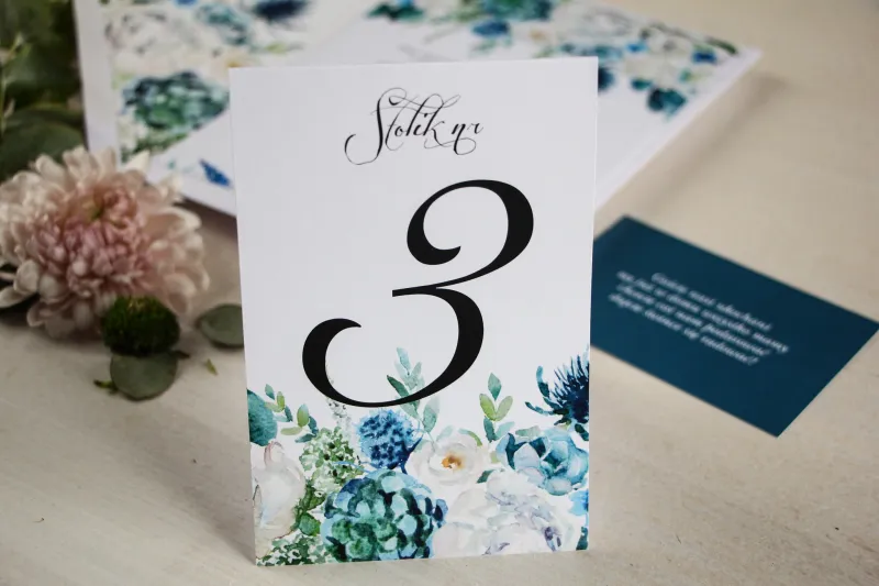 Numery stolików weselnych, grafika z białymi różami z dodatkiem zielonych i niebieskich liści
