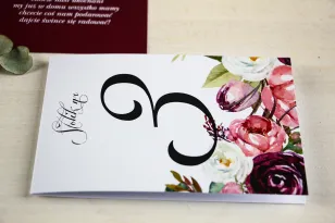 Hochzeitstischnummern, Grafiken mit rosa und lila Pfingstrosen und Tulpen