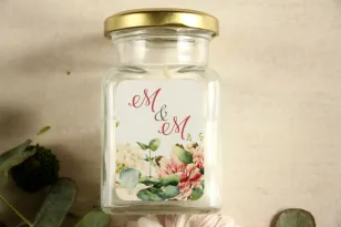 Świeczki - podziękowania dla gości weselnych. Etykieta z dodatkiem różowych i białych piwonii w otoczeniu liści eukaliptusa