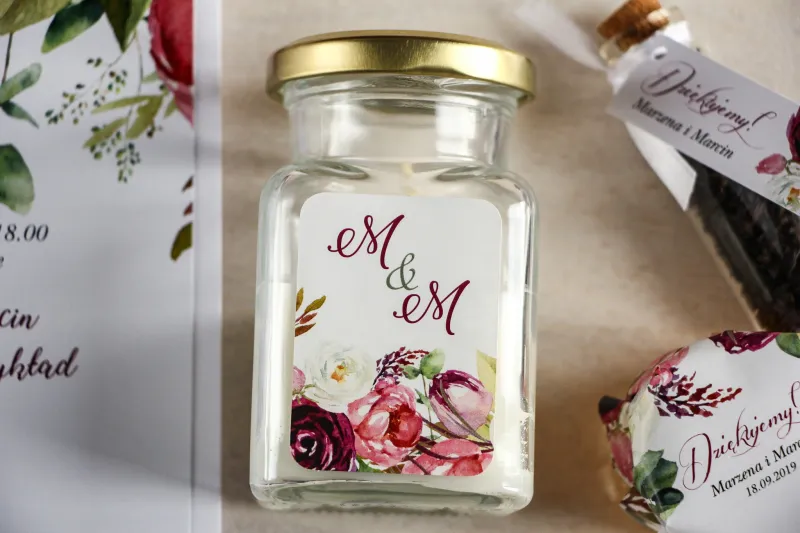 Świeczki - podziękowania dla gości weselnych. Etykieta z różowymi i purpurowymi piwoniami i tulipanami