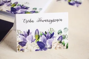 Winietki ślubne na stół weselny, grafika z frezją i białymi piwoniami z dodatkiem gipsówki i liści eukaliptusa