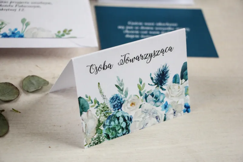 Kwiatowe Winietki ślubne na stół weselny, grafika z białymi różami z dodatkiem zielonych i niebieskich liści