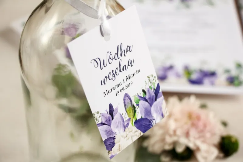 Zawieszki na butelki weselne, kwiatowa grafika z frezją i białymi piwoniami z dodatkiem gipsówki i liści eukaliptusa