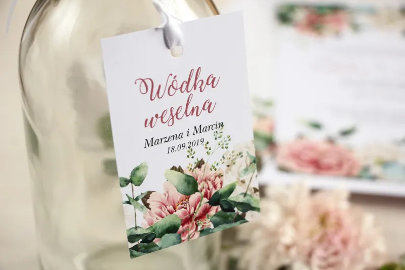 Zawieszki na butelki weselne, kwiatowa grafika z dodatkiem różowych i białych piwonii w otoczeniu liści eukaliptusa