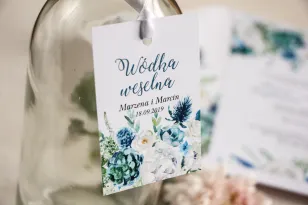 Zawieszki na butelki weselne, kwiatowa grafika z białymi różami z dodatkiem zielonych i niebieskich liści