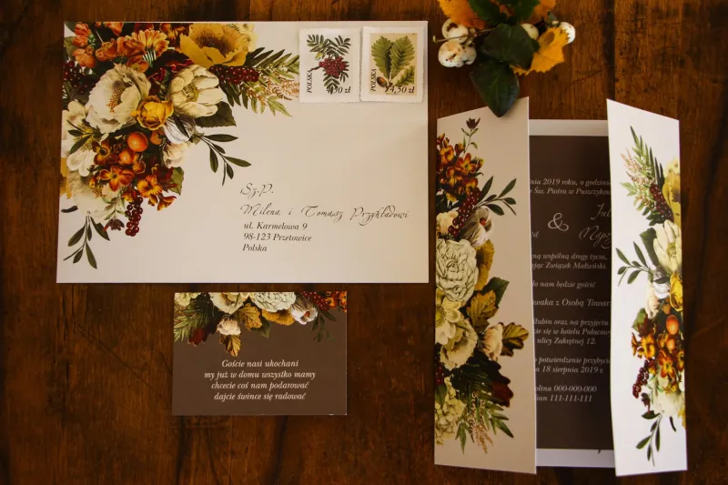 Herbstliche Hochzeitseinladungen mit einem botanischen Strauß im Vintage-Stil. Herbstliche Hochzeitseinladungen mit einem botanischen Strauß im Vintage-Stil.