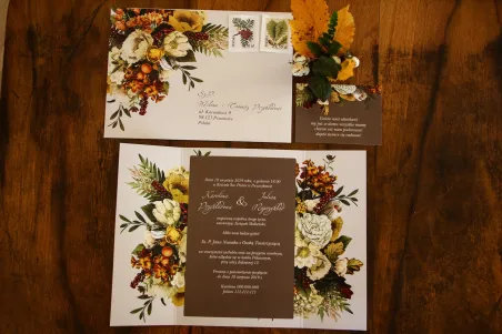 Jesienne zaproszenia ślubne z botanicznym bukietem w stylu vintage. Całość utrzymana w kremowych i brązowych kolorach