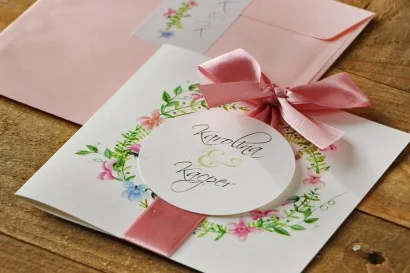 Eleganckie Zaproszenie na Ślub z kokardą i kolorową kopertą | Wzór akwarelowy