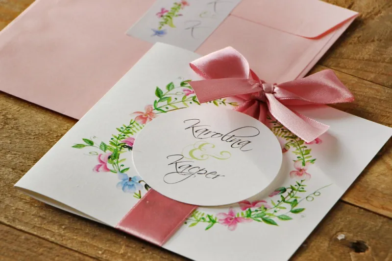Zaproszenie ślubne z kokardą i kolorową kopertą - Akwarele nr 4 - Pastelowe fiołki z dodatkiem zieleni