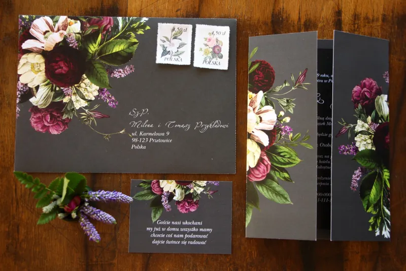 Hochzeitseinladungen mit einem Blumenstrauß im Vintage-Stil in den Farben Burgunder und Lila mit dem Zusatz von Grün Hochzeitseinladungen mit einem Blumenstrauß im Vintage-Stil in den Farben Burgunder und Lila mit dem Zusatz von Grün