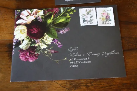 Umschlag für Hochzeitseinladungen mit Blumenstrauß im Vintage-Stil