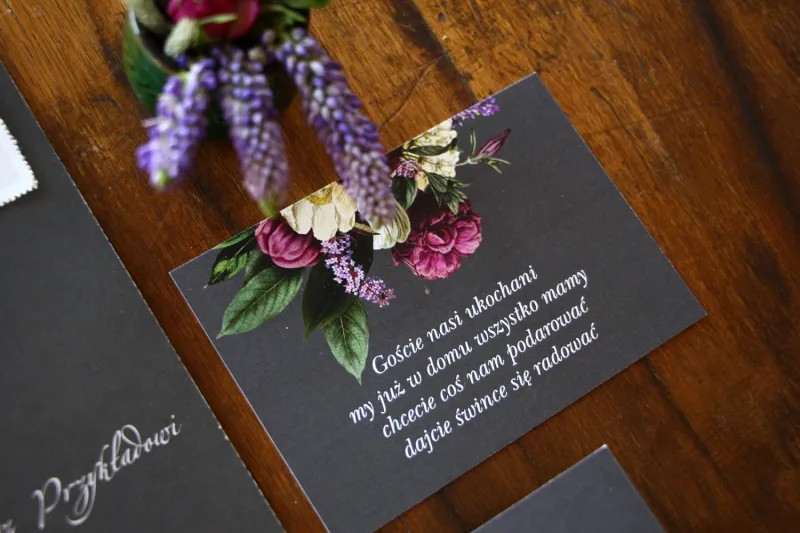 Bilecik do zaproszeń jesiennych zaproszeń ślubnych. Grafika z kwiatowym bukietem w stylu vintage