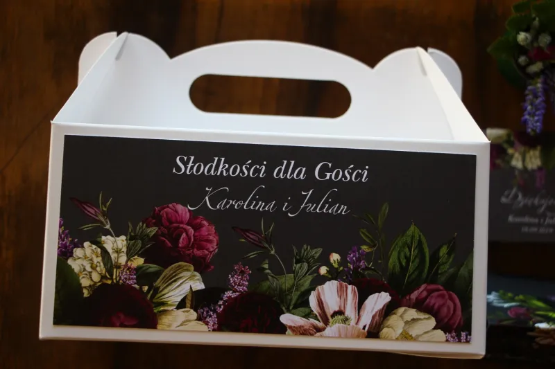 Prostokątne Pudełko na Ciasto weselne z kwiatowym bukietem w stylu vintage w kolorystyce burgundu i purpury z dodatkiem zieleni Prostokątne Pudełko na Ciasto weselne z kwiatowym bukietem w stylu vintage w kolorystyce burgundu i purpury z dodatkiem zieleni