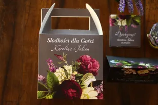 Kwadratowe Pudełko na Ciasto weselne z kwiatowym bukietem w stylu vintage w kolorystyce burgundu i purpury z dodatkiem zieleni