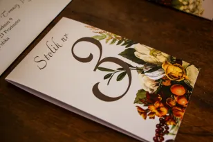 Hochzeitstischnummern mit einem botanischen Blumenstrauß im Vintage-Stil