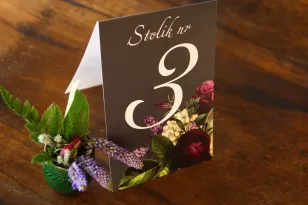 Hochzeitstischnummern mit Blumenstrauß im Vintage-Stil