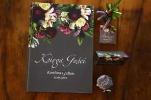 Ślubna, weselne Księga Gości z kwiatowym bukietem w stylu vintage w kolorystyce burgundu i purpury z dodatkiem zieleni