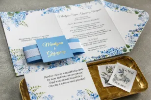 Hochzeitseinladungen mit blauer Hortensie, dekorativem Deckblatt mit weißem Strassband und Namensvergoldung - Lotaro No. 1