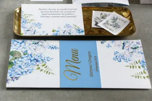 Menu weselne z niebieską hortensją oraz złoceniem na okładce