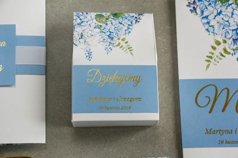 Schachtel für Süßigkeiten als Dankeschön für Hochzeitsgäste - Grafik mit blauer Hortensie und Vergoldung auf der Vorderseite.