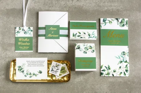 Hochzeitseinladungen mit Eukalyptus und grünen Zweigen und Vergoldung