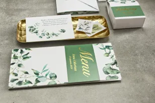 Hochzeitsmenü mit grünen Eukalyptusblättern und Vergoldung auf dem Deckel
