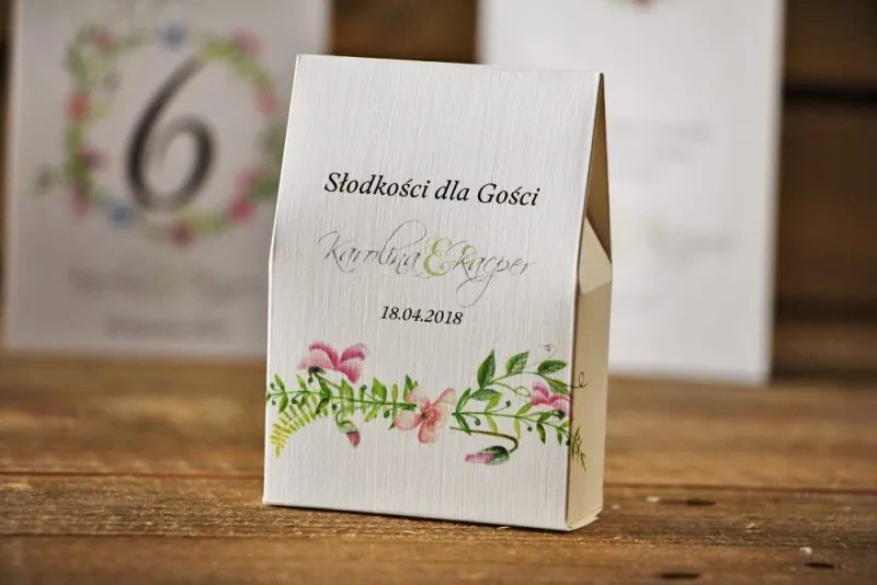 Pudełeczko stojące na cukierki, podziękowania dla Gości weselnych - Akwarele nr 4 - Pudrowe delikatne fiołki z zielenią Pudełeczko stojące na cukierki, podziękowania dla Gości weselnych - Akwarele nr 4 - Pudrowe delikatne fiołki z zielenią