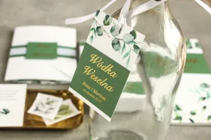 Zawieszki na butelki weselne ze złoceniem. Grafika z zielonymi liśćmi eukaliptusa