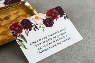 Burgundowy Bilecik do zaproszeń ślubnych z różami, paprocią i eukaliptusem