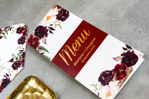 Burgundowe Menu weselne z różami, paprocią i eukaliptusem oraz złoceniem na okładce