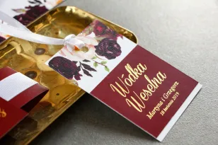 Burgundy Hochzeitsflaschenbügel mit Vergoldung. Grafiken mit Rosen, Farnen und Eukalyptus