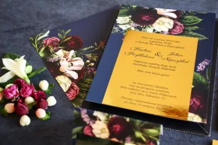 Marineblaue Hochzeitseinladungen im Glamour-Stil mit goldenem Rahmen und einem Strauß aus burgunderroten und rosa Blumen