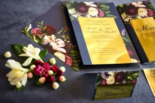 Granatowe zaproszenia ślubne w stylu glamour ze złota ramką z dodatkiem bukietu burgundowych i różowych kwiatów