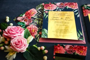 Granatowe zaproszenia ślubne w stylu glamour ze złota ramką, różowymi piwoniami i różami z dodatkiem zielonych liści