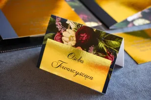 Vergoldete Hochzeitsvignetten im Glamour-Stil. Marineblaue Grafik mit einem Strauß aus burgunderroten und rosafarbenen Blumen