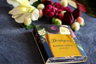 Danke an die Hochzeitsgäste in Form von Milchschokolade. Goldenes, marineblaues Deckblatt mit Blumenstrauß