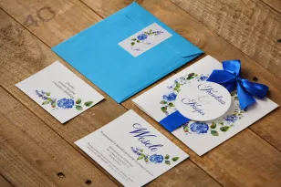 Zaproszenie ślubne z kokardą i kolorową kopertą - Akwarele nr 5 - Chabrowe kwiaty