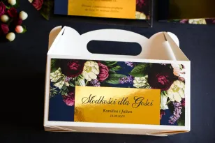 Schachtel für Hochzeitstorte mit Vergoldung im Glamour-Stil. Marineblaue Grafik mit einem Blumenstrauß