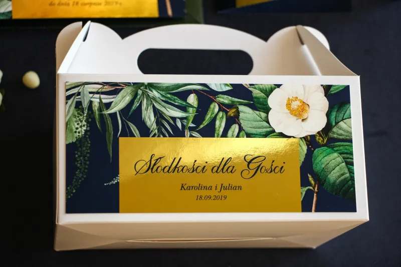 Pudełko na Ciasto Weselne ze złoceniem w stylu Glamour. Granatowa grafika z białą kamelią i dodatkiem zielonych liści